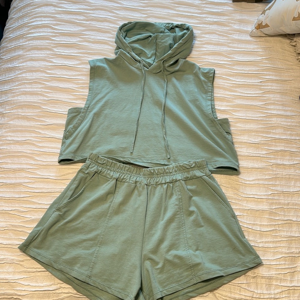 Cropped Set - Picture 2 of 6